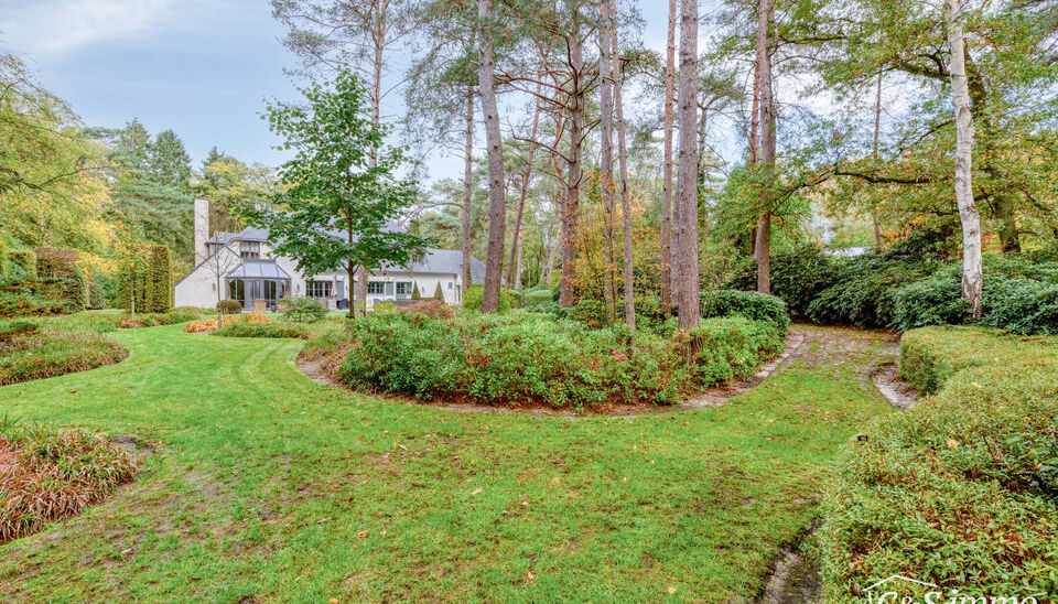 Stijlvolle en energiezuinige villa op 4.100 m² grond in een groene omgeving op wandelafstand van de Uitlegger.
In een rustige, residentiële straat, omgeven door groen en rust, bevindt zich deze ruime en goed onderhouden villa op een prachtig ZO-perceel 