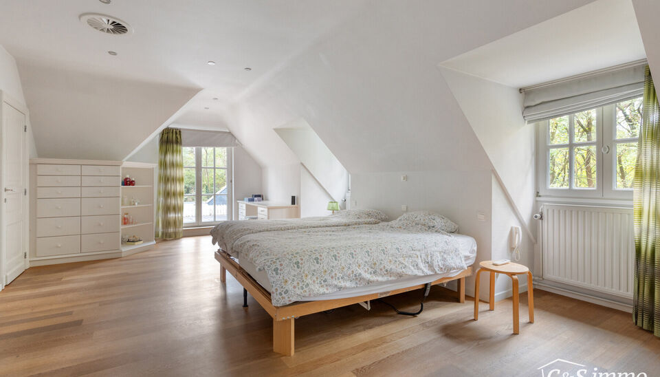 Stijlvolle en energiezuinige villa op 4.100 m² grond in een groene omgeving op wandelafstand van de Uitlegger.
In een rustige, residentiële straat, omgeven door groen en rust, bevindt zich deze ruime en goed onderhouden villa op een prachtig ZO-perceel 